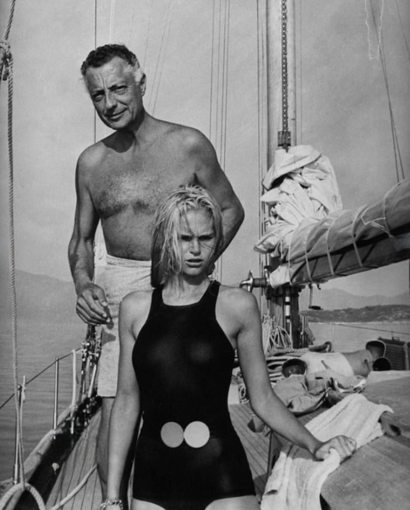 A black and white photograph of Gianni Agnelli and a woman aboard a sailing yacht