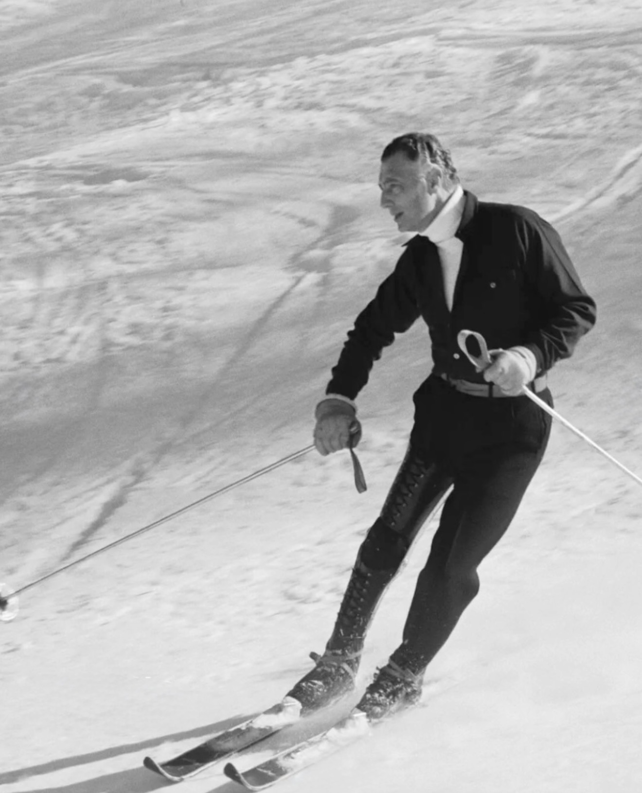 A black and white photograph of Gianni Agnelli skiing